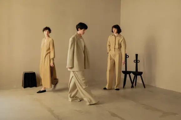 trois mannequin qui porte du ouwa